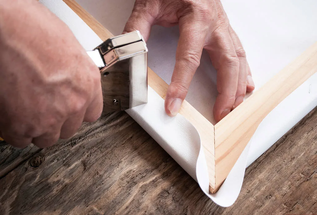 Melhor tecido para tela de pintura sendo montado em tela